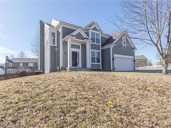2nd image of 1061 Holt Dr