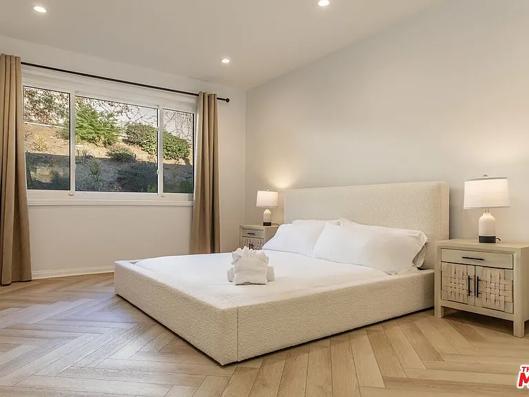560 Chalette Dr — Photo 21