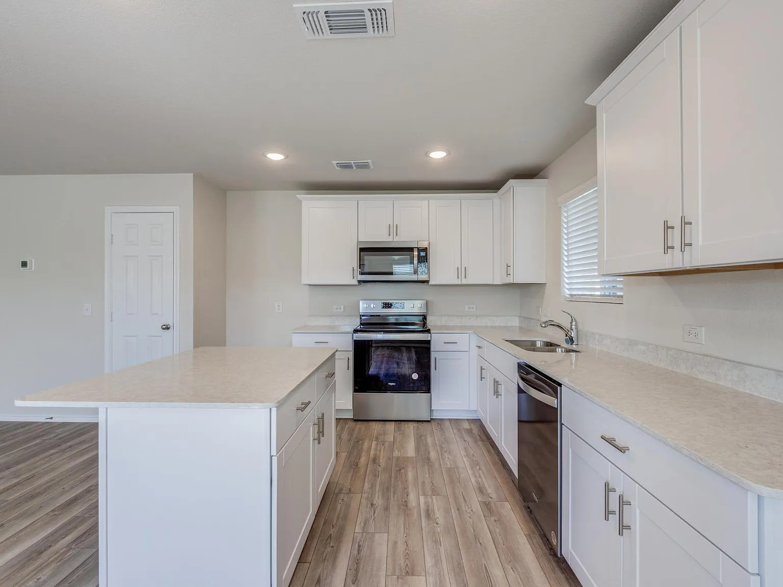 4 bed, 2385 sqft, $2,100 — Photo 4