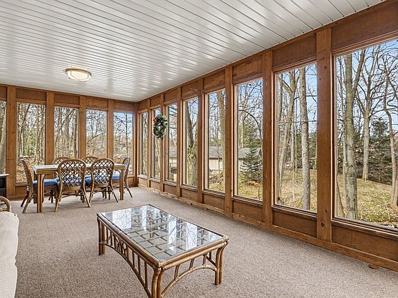 5th image of 337 Horseshoe Ct