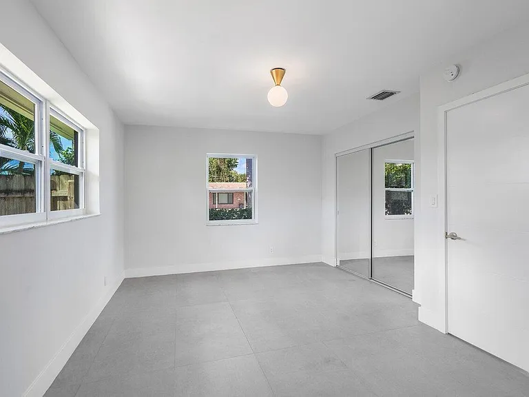 46 SW 9th Ave — Photo 22