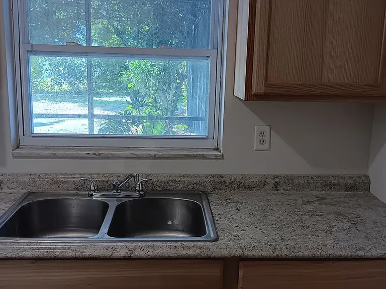 312 NE 11th Pl — Photo 6