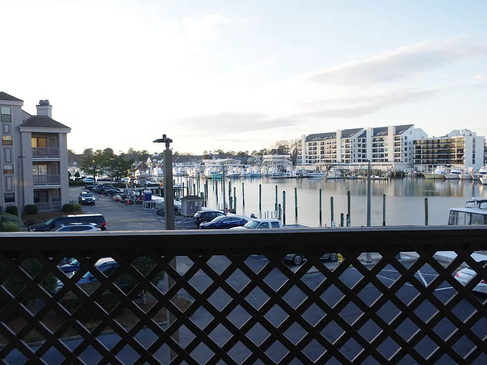 401 Harbour Point #202