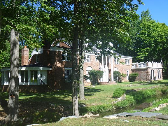 3rd image of 6 Meadow Ln