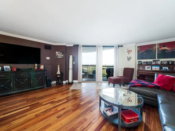 719 Harmon Cove Tower #719, Secaucus, NJ 07094