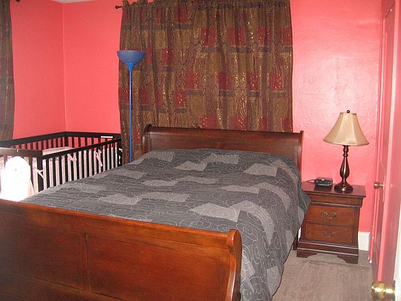 Master Bedroom / 2 windows