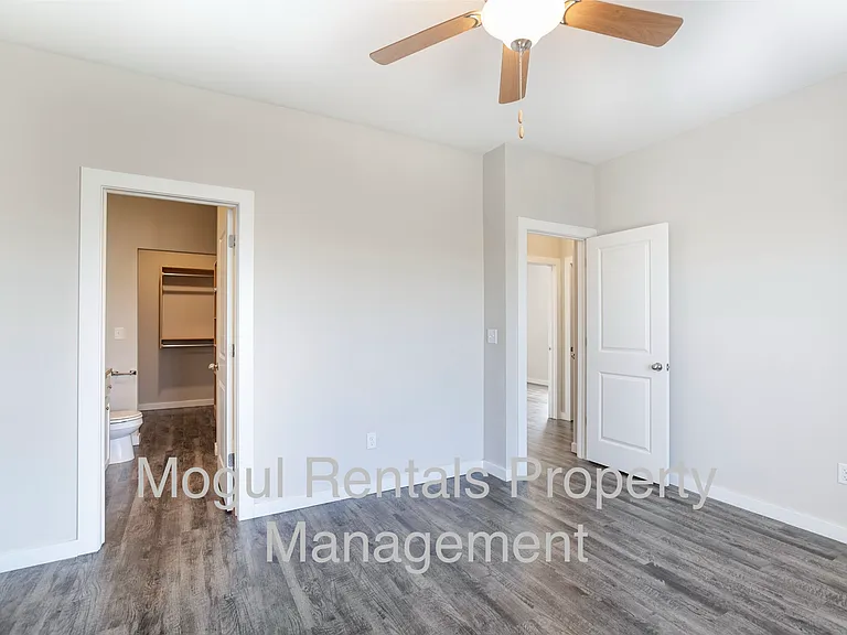 592 E Martens Dr — Photo 4