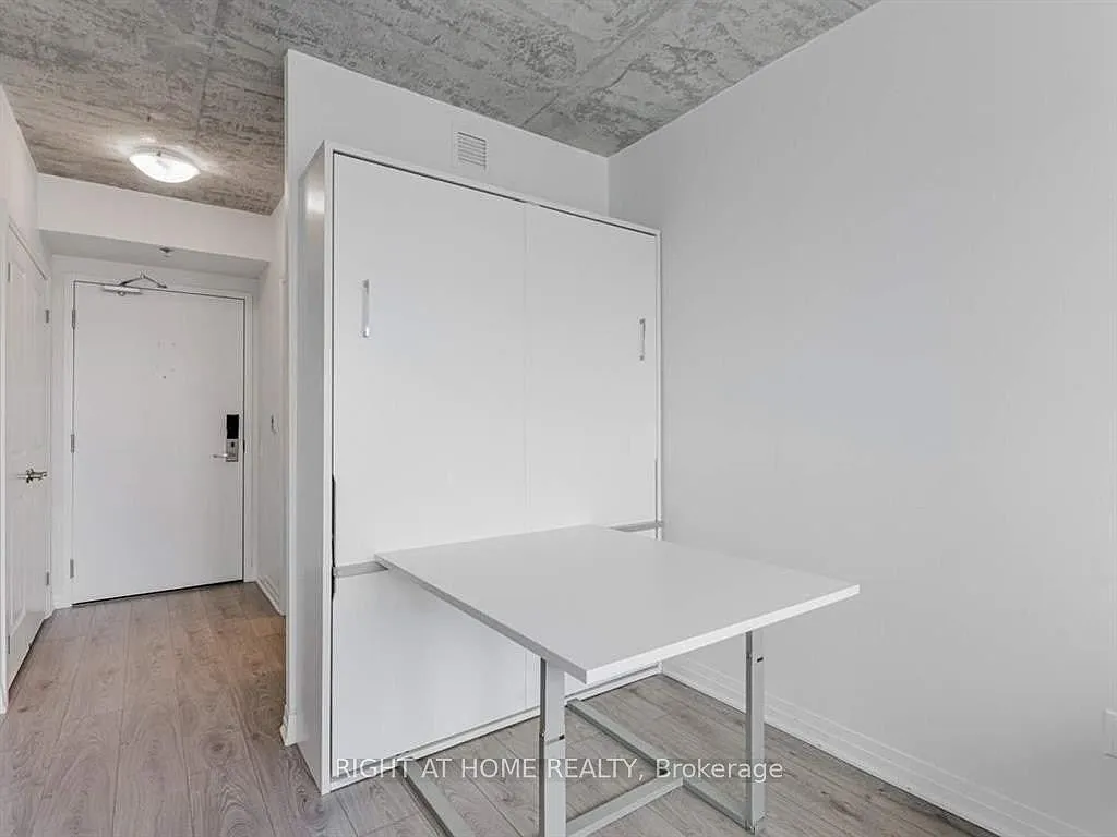Building Photo - 1900 Simcoe St N #441