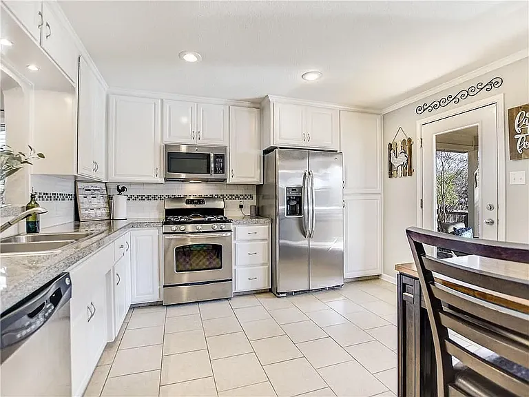912 Moser River Dr — Photo 6