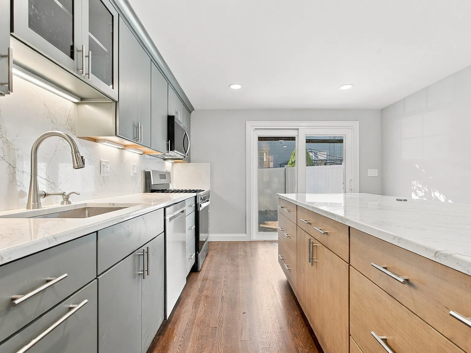 3 bed, 2.5 bath, 1588 sqft, $5,500 — Photo 2