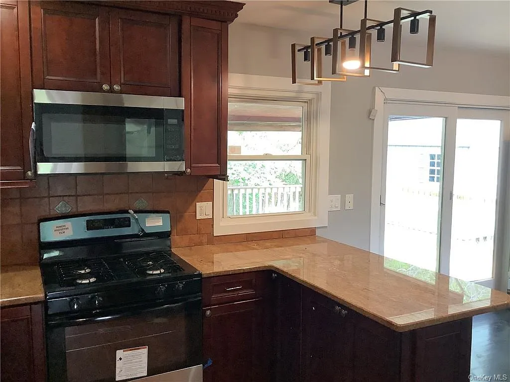 4 bed, 1622 sqft, $3,300 — Photo 2