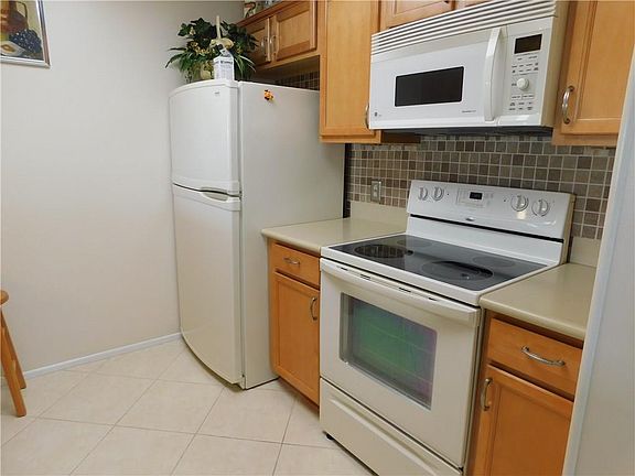 3rd image of 11 Plantation Dr APT 106