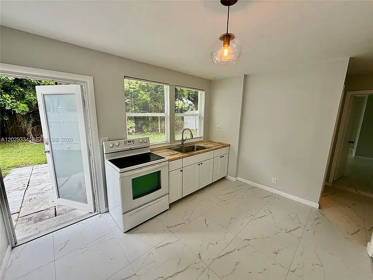 3021 NE 21st Ter #1 — Photo 3