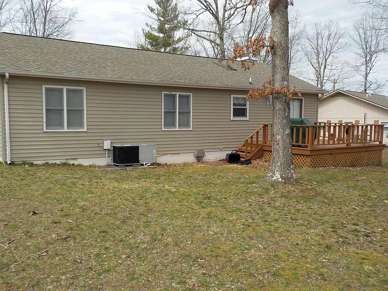 111 Eagle Ln — Photo 3