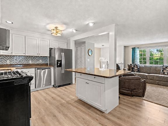 4th image of 15 Sharyn Cir