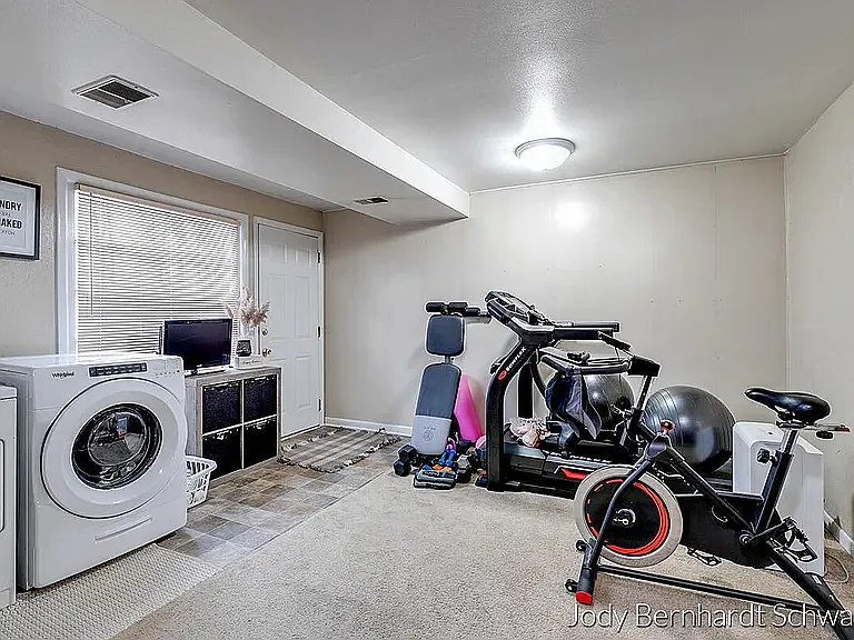 3 bed, 2361 sqft, $1,950 — Photo 2