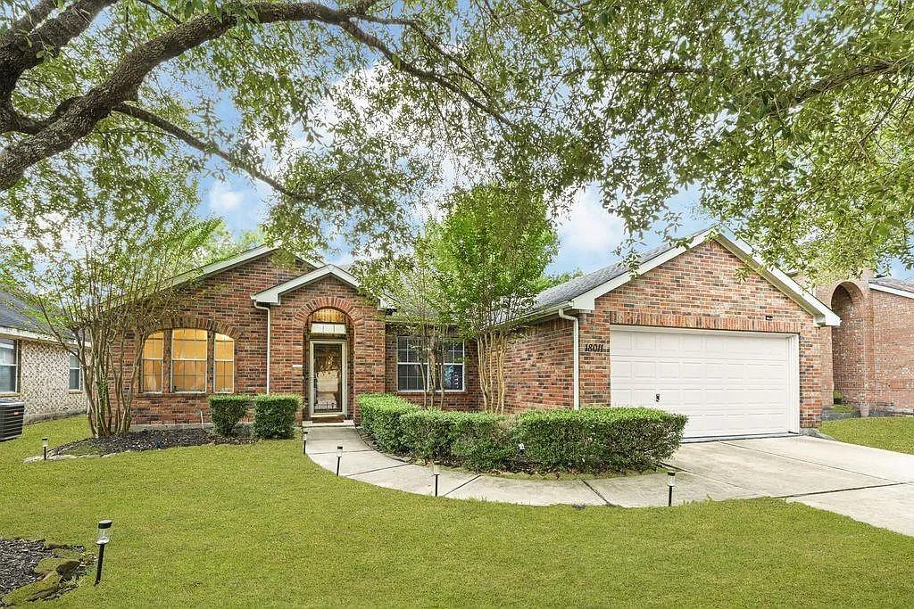 3 bed, 2.0 bath, 2325 sqft, $2,400 — Photo 2