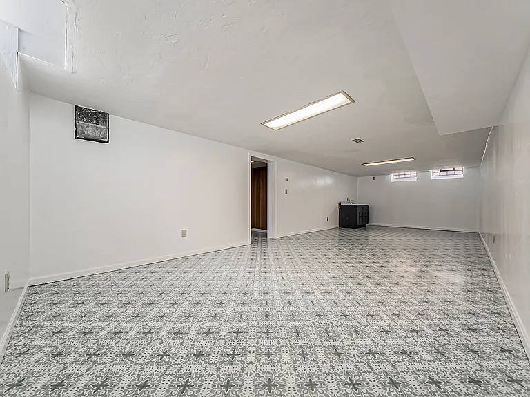 24111 Edgehill Dr — Photo 33