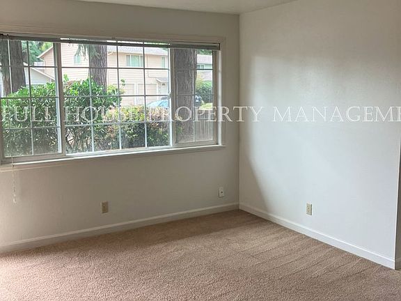 4th image of 2925 Applewood Ln #2927