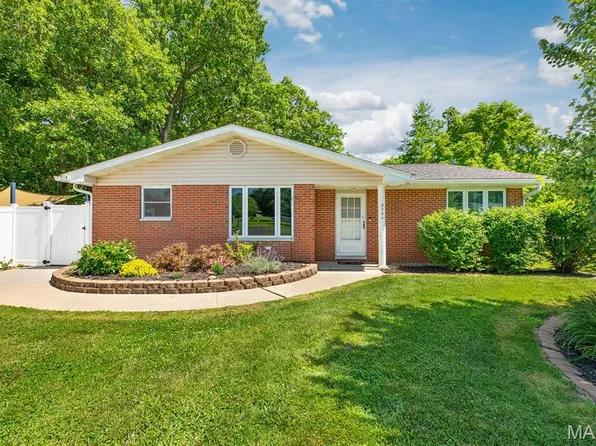 2364 Seminary Rd, Brighton, IL 62012