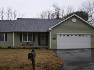 1982 Peakland Dr, Pulaski, VA 24301