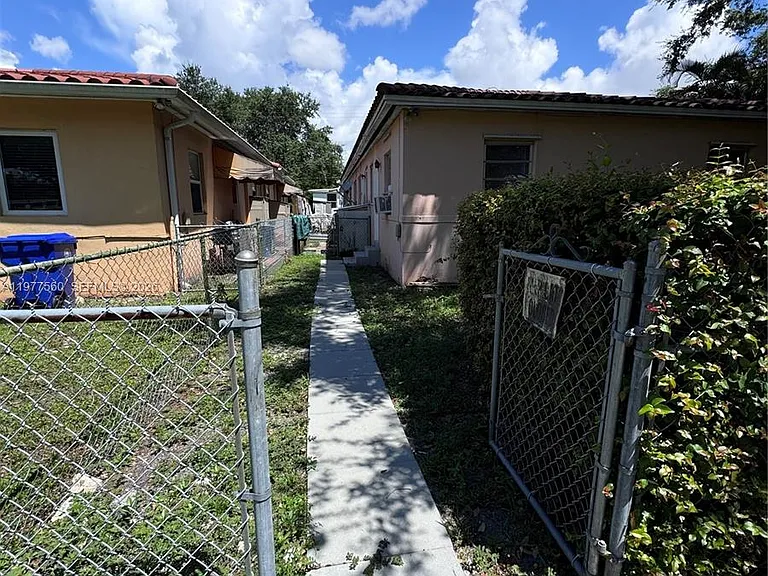 2652 SW 23rd Ave #BACK — Photo 9