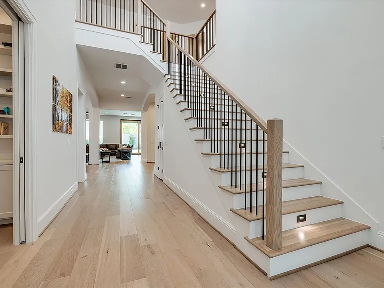 907 W 43rd St — Photo 16