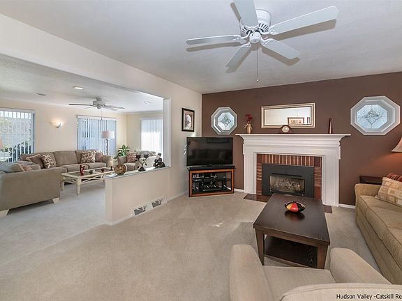 4th image of 410 Hillside Dr