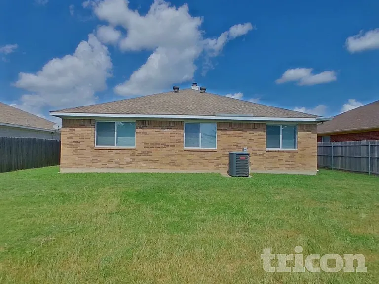 6910 Meadow Bend Dr — Photo 15