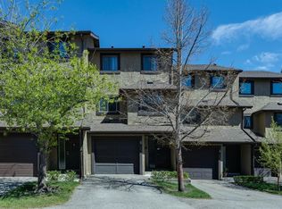 22 Glamis Gdns SW, Calgary, AB T3E 6S4