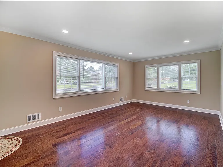10 Stanford Dr — Photo 1