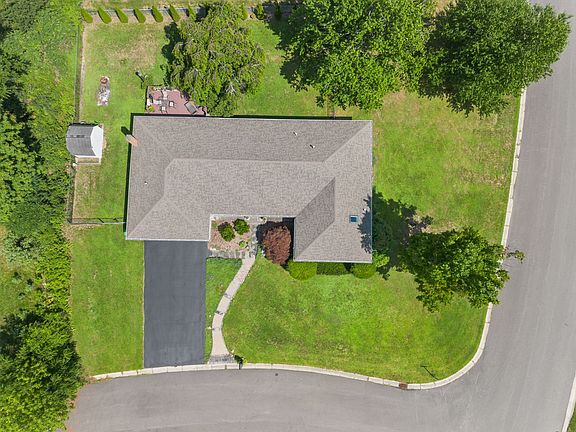 4th image of 2 Somerset Dr