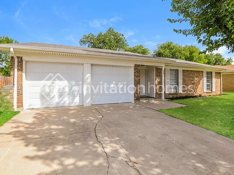 708 Sue Ann Ln — Photo 1