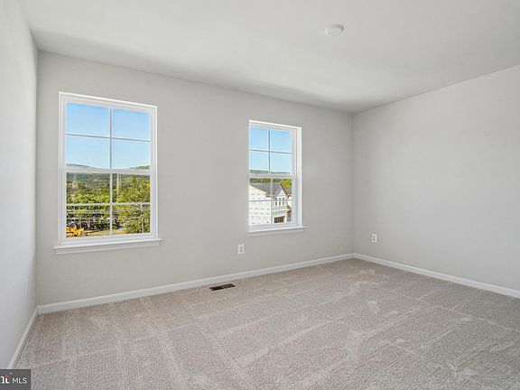 5th image of 8 Westview Dr