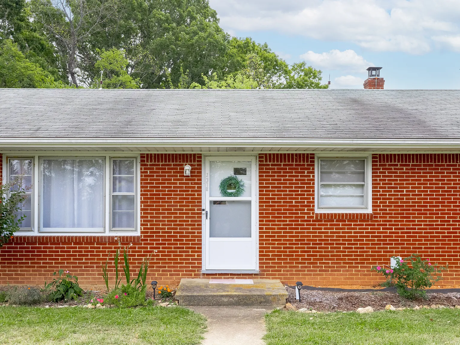3 bed, 1050 sqft, $1,670 — Photo 3