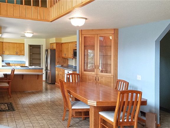 3rd image of 560 N Mountain View Dr