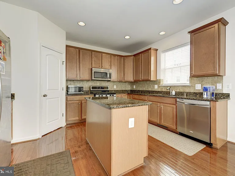 22677 Flowing Spring Sq — Photo 7