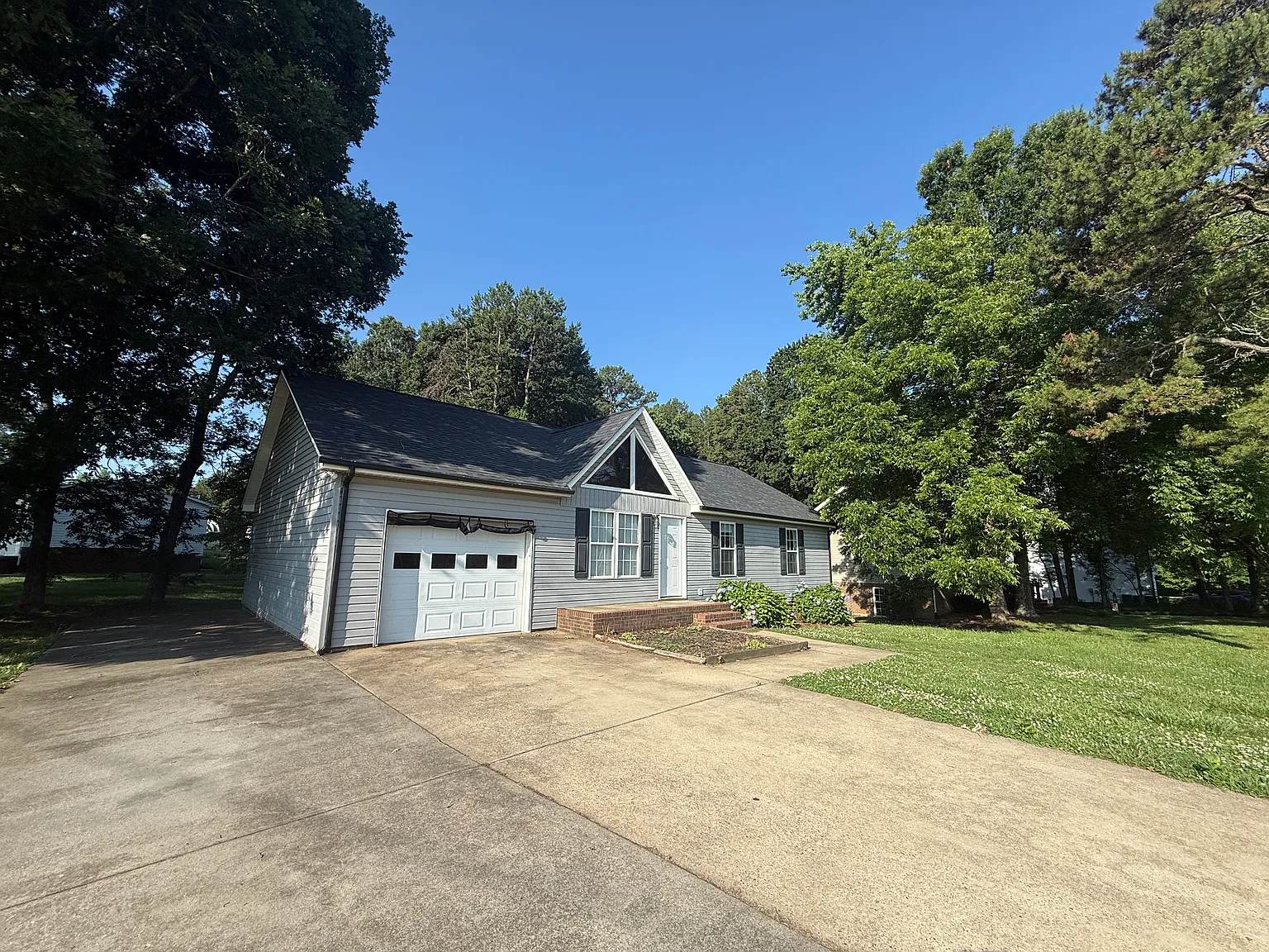 3 bed, 1350 sqft, $1,775 — Photo 3