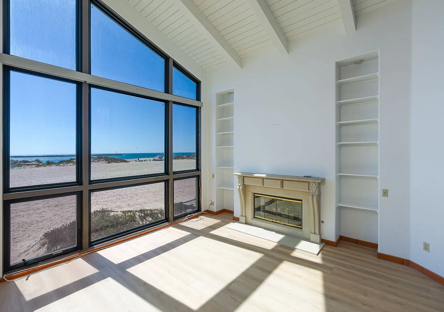 Oceanfront -3 Bedroom + 2.5 Bathroom Tri-Level Home | Hollywood Beach | Oxnard | Unfurnished — Photo 2