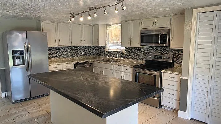 4 bed, 2108 sqft, $1,925 — Photo 4