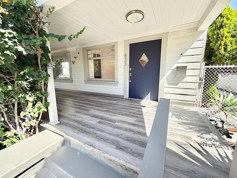 433 Palm Dr — Photo 2