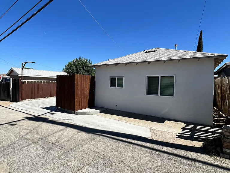 104 E Kern St — Photo 1