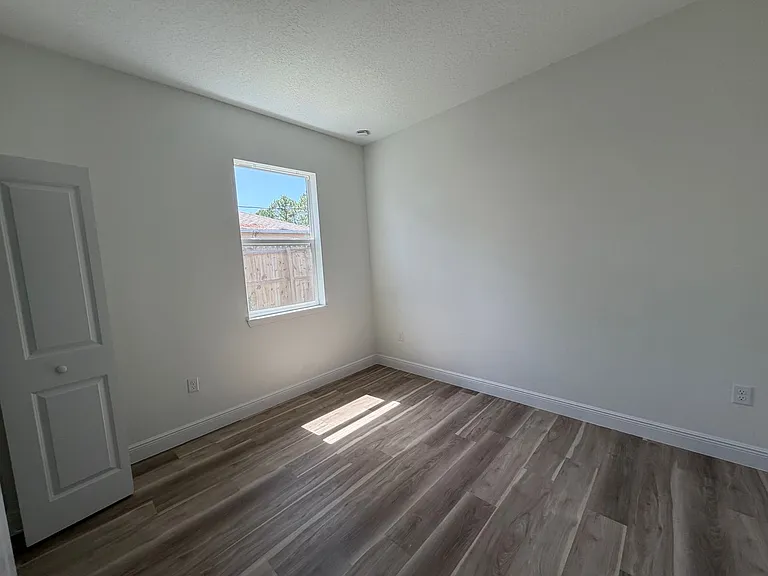 1852 W Quaker Ln — Photo 30