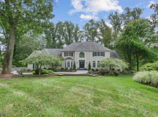 17 Forestdale Dr, Whitehouse Station, NJ 08889