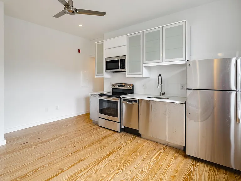 1924 E Dauphin St #3R — Photo 1