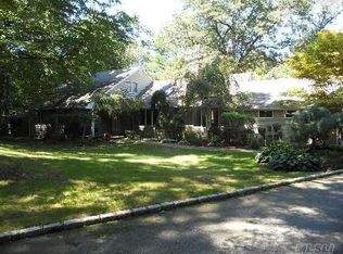 20 Shadow Ln, Woodbury, NY 11797