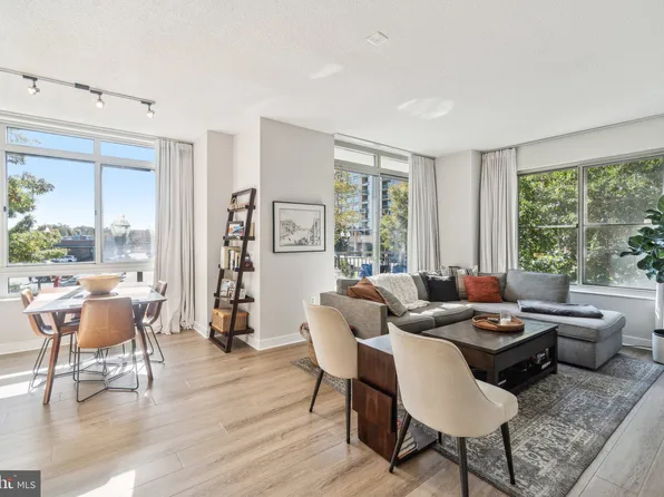 820 N Pollard St APT 204, Arlington, VA 22203