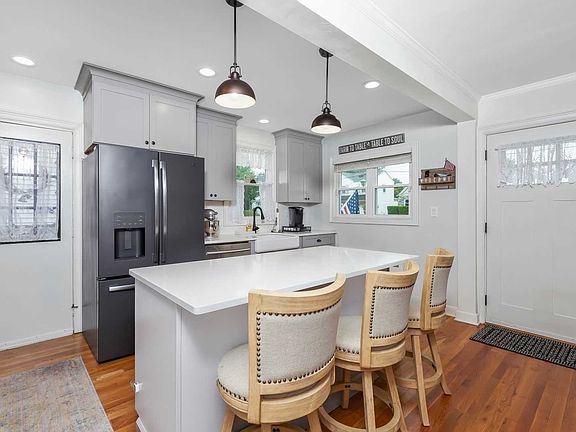 4th image of 615 Stewart Ave