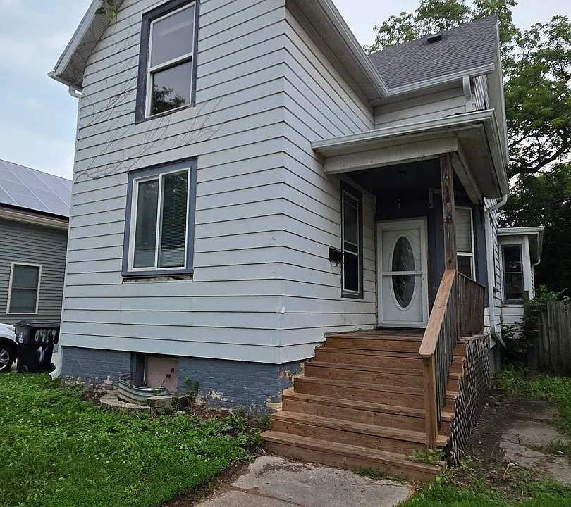 1435 Villa St