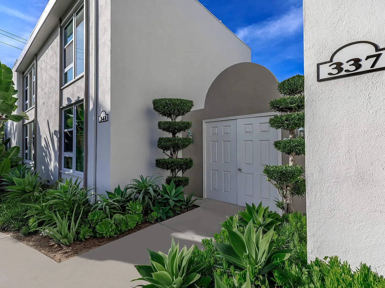 Sea Breeze Beach Apartments — Photo 3